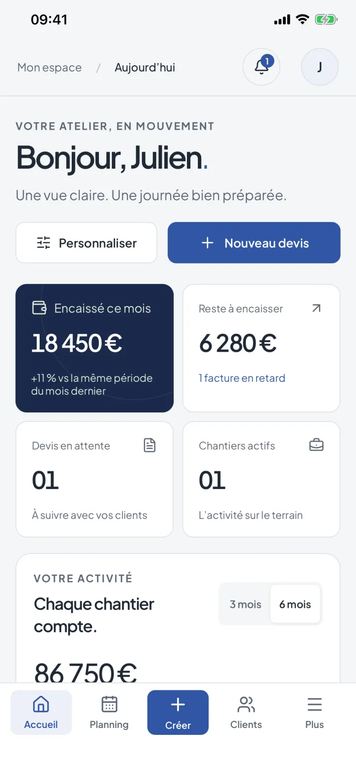 Écran d’accueil d’ArtiMano sur iPhone : encaissé ce mois, reste à encaisser, devis en attente, chantiers actifs.